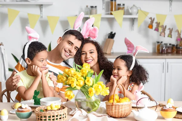 Szczęśliwa Rodzina Świętuje Wielkanoc Przy Stole Kuchni — Zdjęcie stockowe