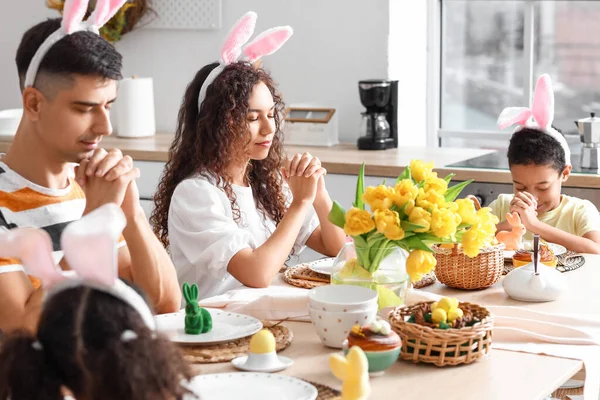 Joyeux Famille Priant Table Dans Cuisine Jour Pâques — Photo