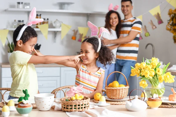 Petits Enfants Afro Américains Touchant Nez Dans Cuisine Jour Pâques — Photo