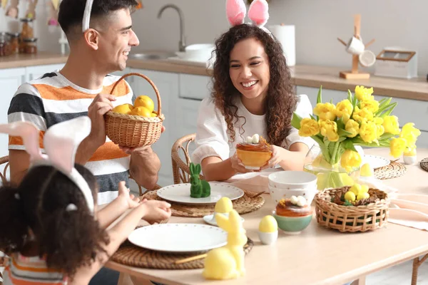 Szczęśliwi Rodzice Swoją Córeczką Świętują Wielkanoc Przy Stole Kuchni — Zdjęcie stockowe