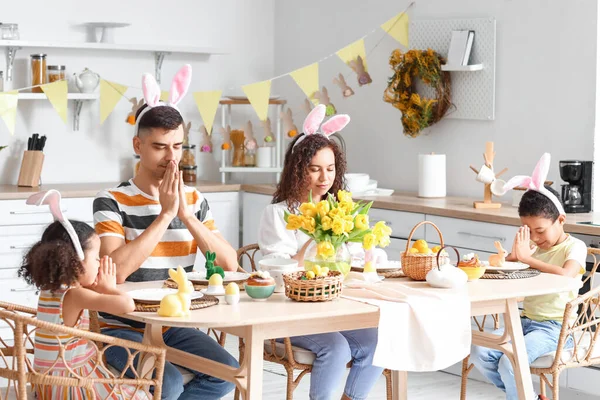 Joyeux Famille Priant Table Dans Cuisine Jour Pâques — Photo