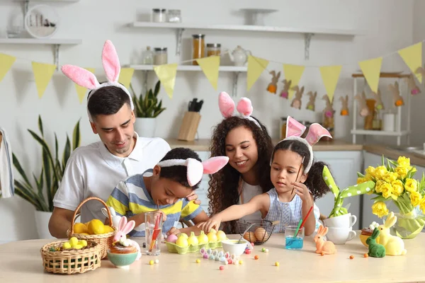 Šťastná Rodina Malování Velikonoční Vejce Kuchyni — Stock fotografie