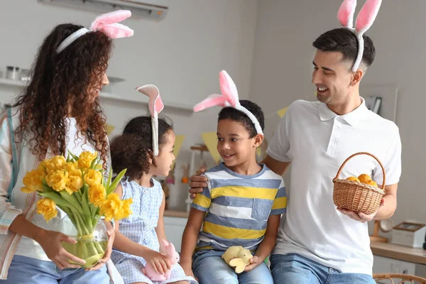 Šťastná Rodina Kuchyni Velikonocích — Stock fotografie
