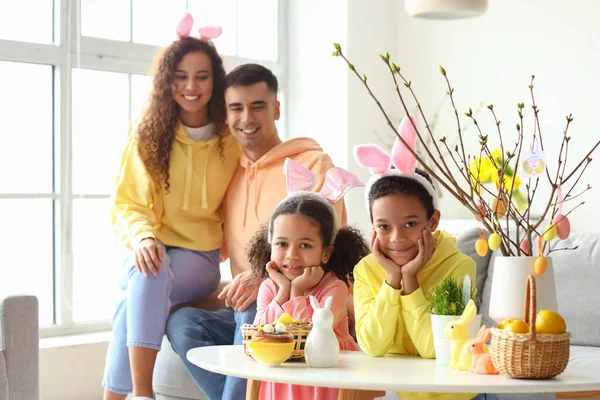 Gelukkige Kleine Kinderen Met Hun Ouders Thuis Paasdag — Stockfoto