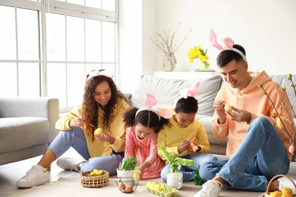 Bambini Piccoli Con Genitori Che Dipingono Uova Pasqua Casa — Foto Stock