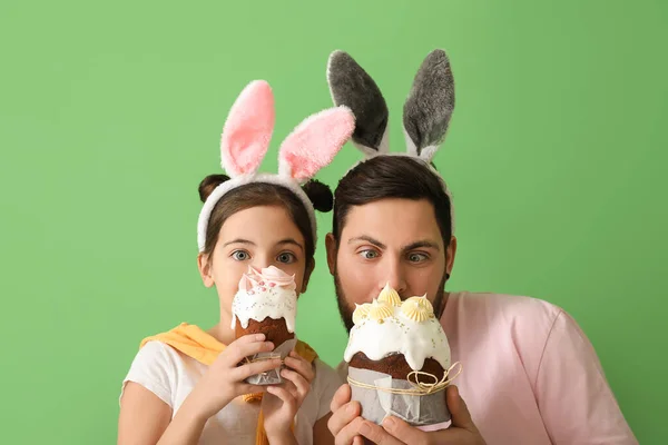 女の子と彼女の父とともにイースターケーキ上の緑の背景 — ストック写真