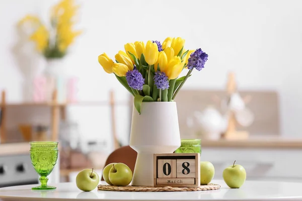 Calendario Cubo Flores Manzanas Frescas Vasos Mesa Comedor Celebración Del — Foto de Stock