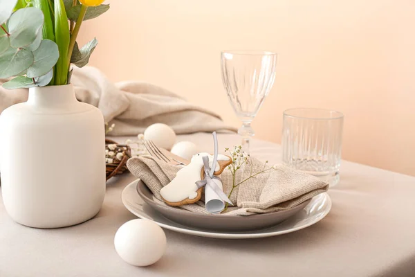 Mesa Comedor Para Celebración Pascua Con Galletas Forma Conejito Cerca —  Fotos de Stock