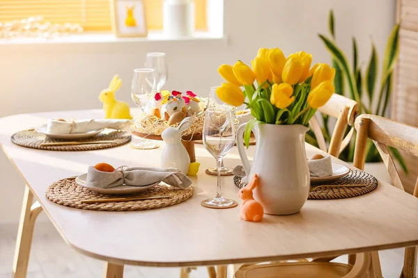 Schönes Geschirr Auf Dem Tisch Zum Osterfest Serviert — Stockfoto