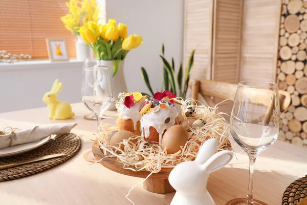 Stand Met Paastaart Eieren Eettafel — Stockfoto