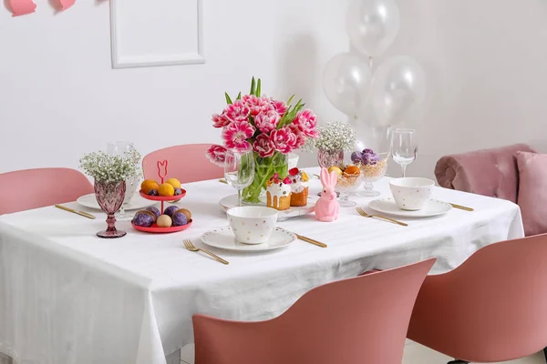 Stilvolle Tischdekoration Mit Schönen Tulpen Für Die Osterfeier Zimmer — Stockfoto