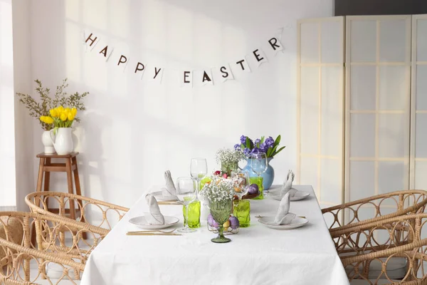 Schöne Tischdekoration Mit Blumen Zum Osterfest — Stockfoto
