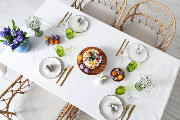 Stand Mit Osterkuchen Eiern Und Geschirr Auf Serviertisch — Stockfoto