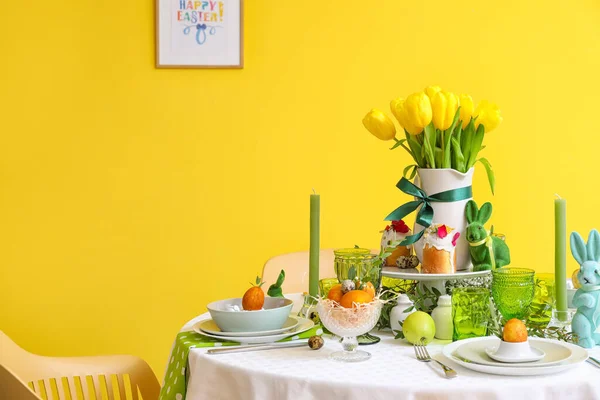 Stílusos Étkészlet Asztalon Szolgált Húsvéti Ünneplés Közelében Színes Fal — Stock Fotó