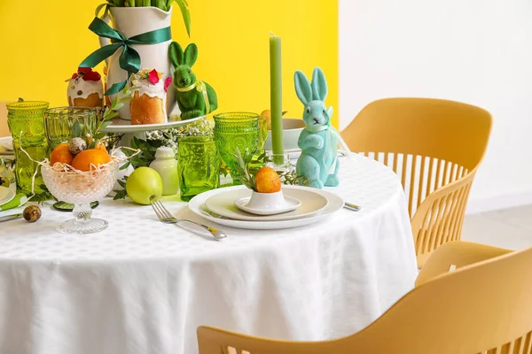 Şık yemek takımları, servis edilen paskalya yumurtaları ve kekler.