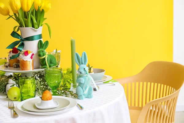 Stijlvol Servies Paasinrichting Tafel Geserveerd Buurt Van Kleur Muur — Stockfoto