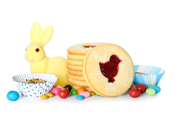 Leckere Plätzchen Für Ostern Und Bonbons Auf Weißem Hintergrund — Stockfoto