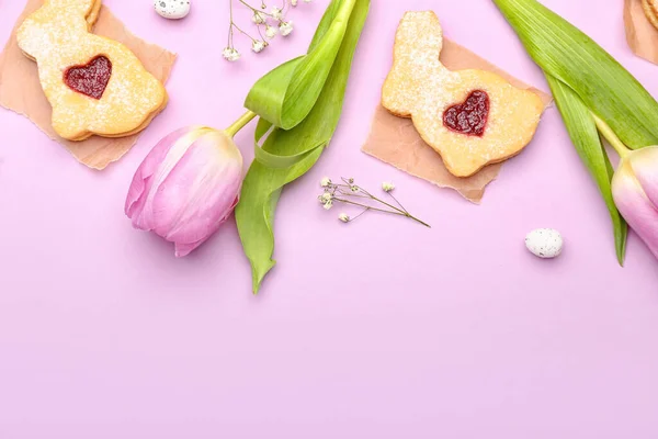 Délicieux Biscuits Pâques Fleurs Sur Fond Violet — Photo