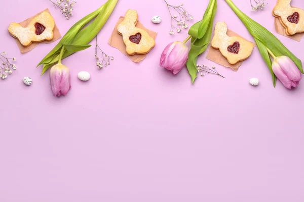 Läckra Påsk Kakor Och Blommor Lila Bakgrund — Stockfoto