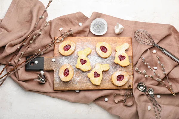 Board Delicious Easter Cookies Willow Branches Light Background — Stock Photo, Image