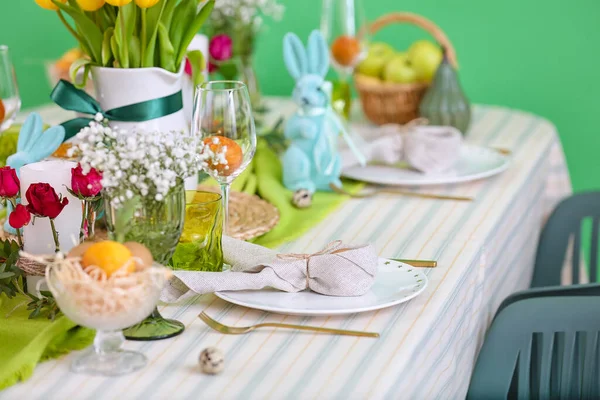 Piatto Con Uovo Pasqua Tovagliolo Sul Tavolo Servito — Foto Stock