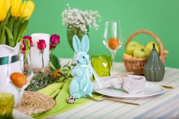 Пасхальный Кролик Посуда Обслуживаемом Столе — стоковое фото