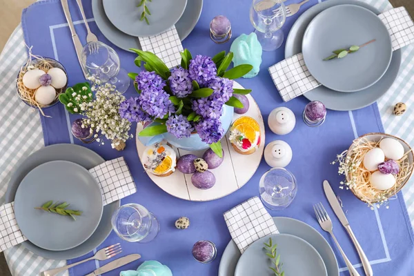 Vase Mit Schönen Blumen Osterkuchen Und Eiern Auf Dem Serviertisch — Stockfoto