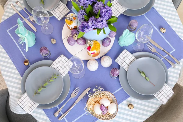 Όμορφα Λουλούδια Πασχαλινά Κέικ Και Αυγά Στο Τραπέζι Που Σερβίρεται — Φωτογραφία Αρχείου