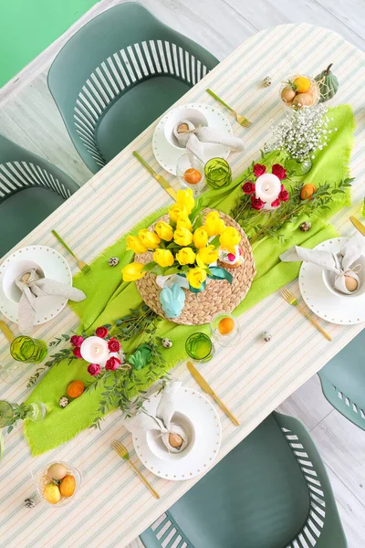 イースターのお祝いのために提供されるテーブルの上に美しい花やろうそくとお祭りの設定 — ストック写真