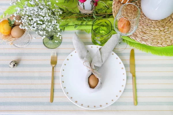 Prato Com Ovo Guardanapo Coelho Páscoa Talheres Mesa Servida — Fotografia de Stock