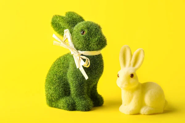 Cute Easter Bunnies Yellow Background — Stock Photo, Image