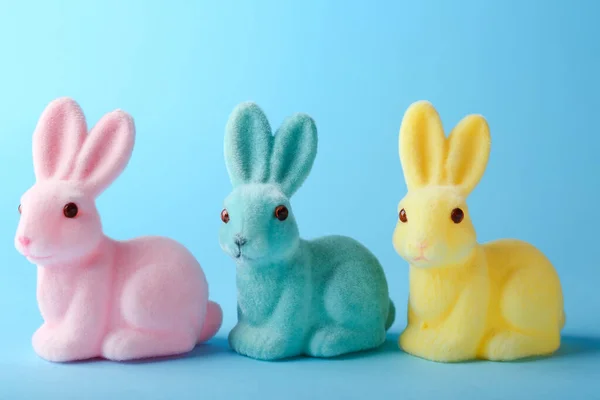不同的蓝色背景可爱的复活节兔子 — 图库照片