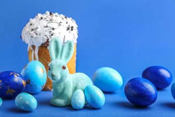 Roztomilý Velikonoční Zajíček Malované Vejce Dort Modrém Pozadí — Stock fotografie