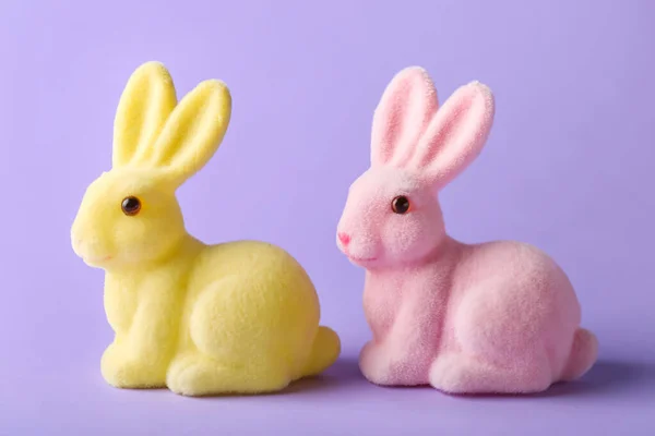 Различные Милые Пасхальные Кролики Фиолетовом Фоне — стоковое фото