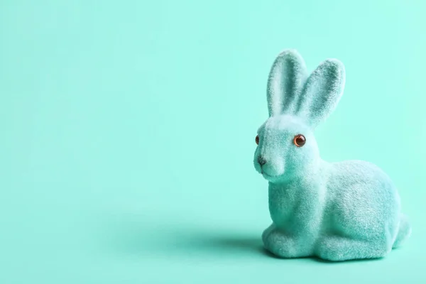 绿松石背景下可爱的复活节兔子 — 图库照片