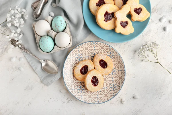 Schöne Osterkomposition Mit Leckeren Plätzchen Eiern Und Blumen Auf Hellem — Stockfoto