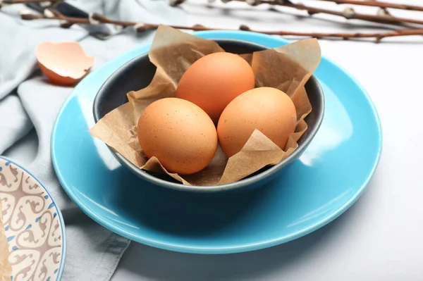 Beyaz Arka Planda Doğal Paskalya Yumurtaları Olan Bir Kase Yakın — Stok fotoğraf