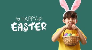 Yeşil arka planda Paskalya sepeti tutan sevimli bir çocuğun olduğu tebrik kartı