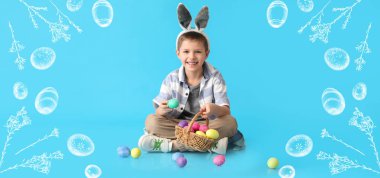 Tavşan kulaklı şirin bir çocuk ve mavi arka planda Paskalya sepeti.