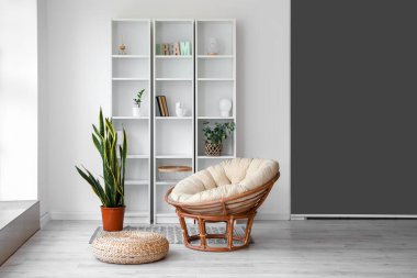 Raf üniteli modern odanın içi