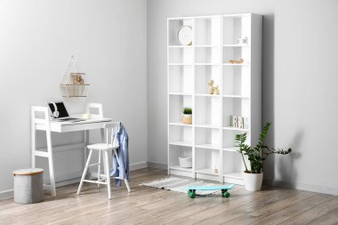 Modern işyeri ve büyük raf ünitesi olan aydınlatma odasının içi