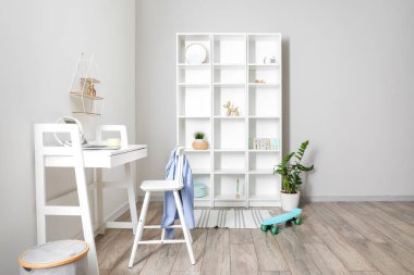 Modern işyeri ve büyük raf ünitesi olan aydınlatma odasının içi