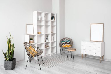 Büyük raf ünitesi ve hasır koltuklu aydınlatma odasının içi.