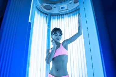 Güneş kulübesinde güzel genç bir kadın