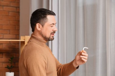 Evde kırık sigaralı bir adam var. Kötü alışkanlıkları reddetme kavramı