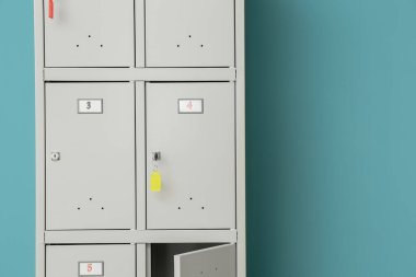 Mavi arka planda modern dolap