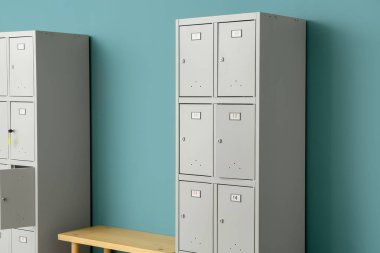 Modern dolaplar ve mavi duvarın yanındaki bank