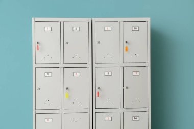 Mavi duvarın yanındaki modern dolap.