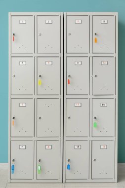 Mavi duvarın yanındaki modern dolap.