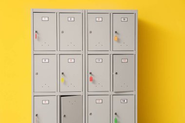 Sarı duvarın yanındaki modern dolap.